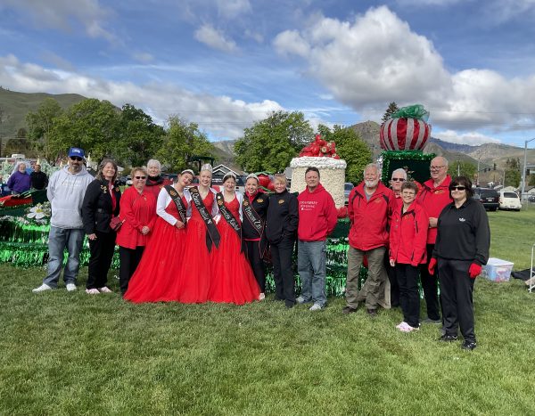 2022-marysville-strawberry-festival-royalty-and-some-volunteers
